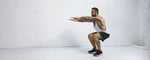 seorang pria yang sedang melakukan squat, sebuah latihan yang melibatkan macam macam squat