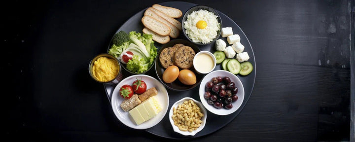 Gambar tersebut menampilkan berbagai pilihan makanan rendah kalori yang terdiri dari sayuran segar, protein, buah, dan sumber karbohidrat seimbang untuk mendukung pola makan sehat