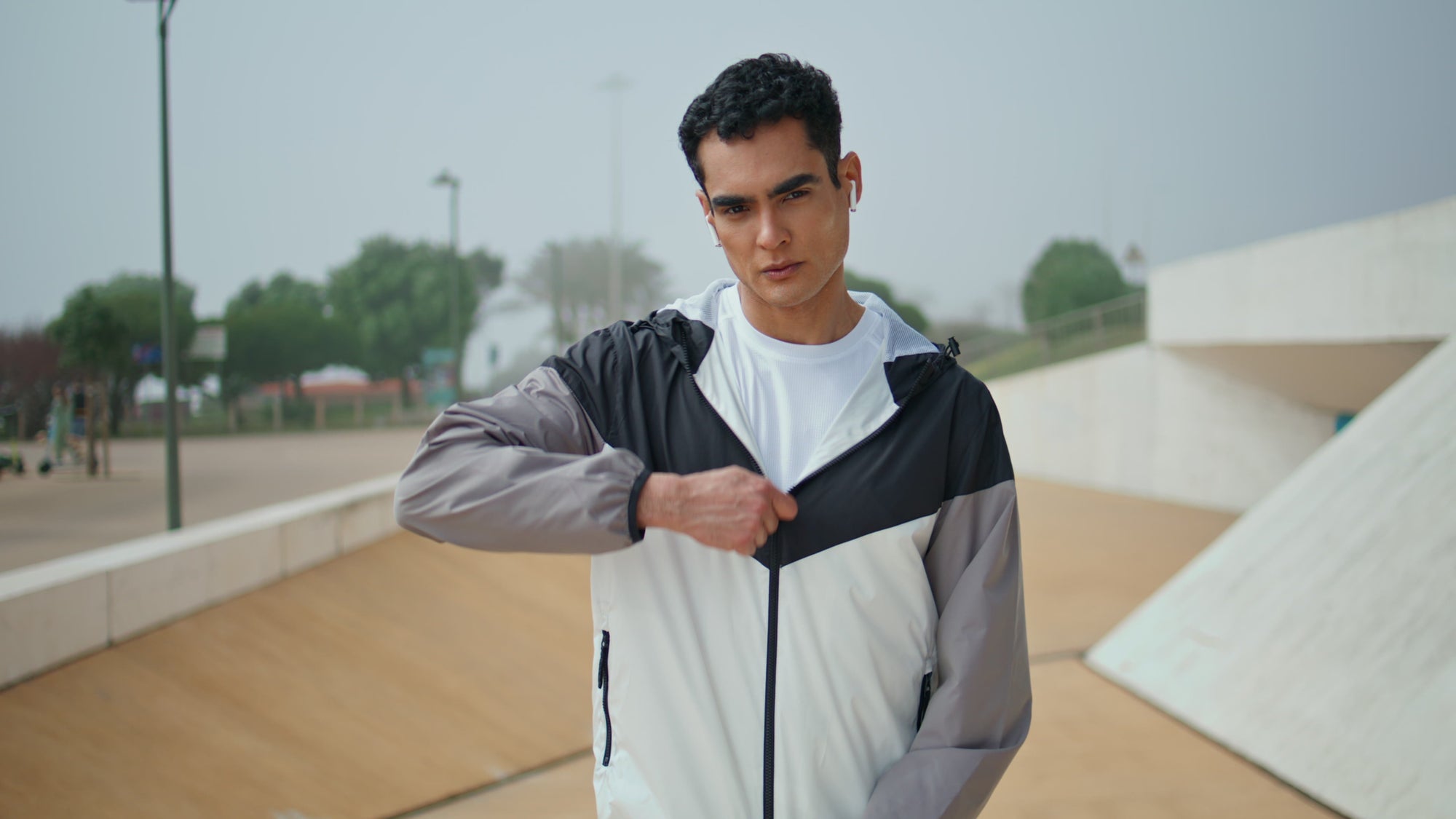 seorang pria memakai jaket dengan gaya sporty siap untuk berolahraga secara maksimal dan tetap stylish
