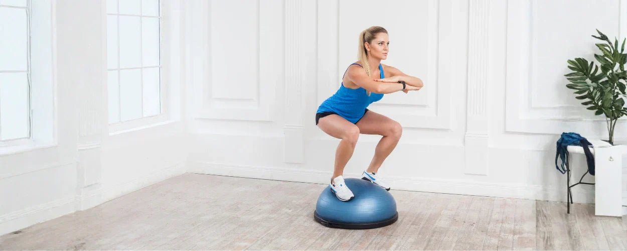 seseorang berolahraga menggunakan bola keseimbangan untuk memperagakan manfaat balance ball dalam melatih stabilitas tubuh, koordinasi otot, dan keseimbangan secara efektif