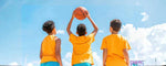 Anak-anak yang bermain basket seperti pada gambar ini menunjukkan manfaat basket untuk anak dalam membangun kekuatan, koordinasi, dan kepercayaan diri sejak dini