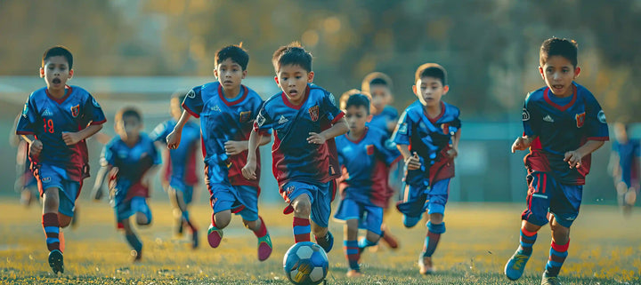 sekelompok anak sedang berlari mengejar bola untuk mendapatkan manfaat bermain sepak bola bagi anak