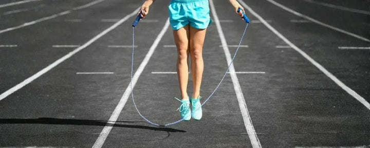 seorang wanita sedang melakukan latihan skipping untuk mendapatkan manfaat skipping yang baik untuk tubuhnya