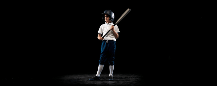 seorang anak dengan posisi siap memegang bat softball untuk mendapatkan manfaat softball untuk anak