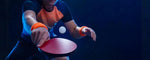 Seseorang yang sedang bermain tenis meja untuk mendapatkan manfaat tenis meja untuk kesehatan dia
