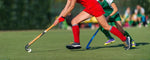 olahraga hockey jenis field hockey yang dimainkan di lapangan rumput dengan teknik menggiring bola menggunakan stik sambil berebut penguasaan bola dengan lawan