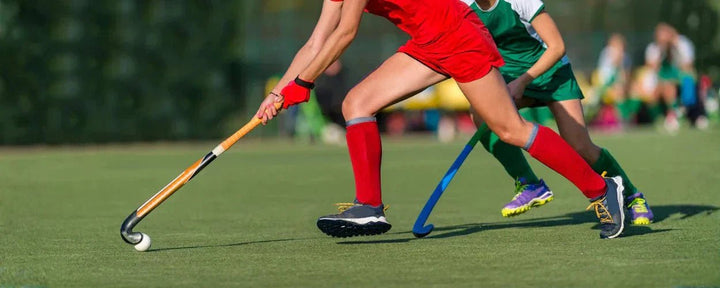 olahraga hockey jenis field hockey yang dimainkan di lapangan rumput dengan teknik menggiring bola menggunakan stik sambil berebut penguasaan bola dengan lawan