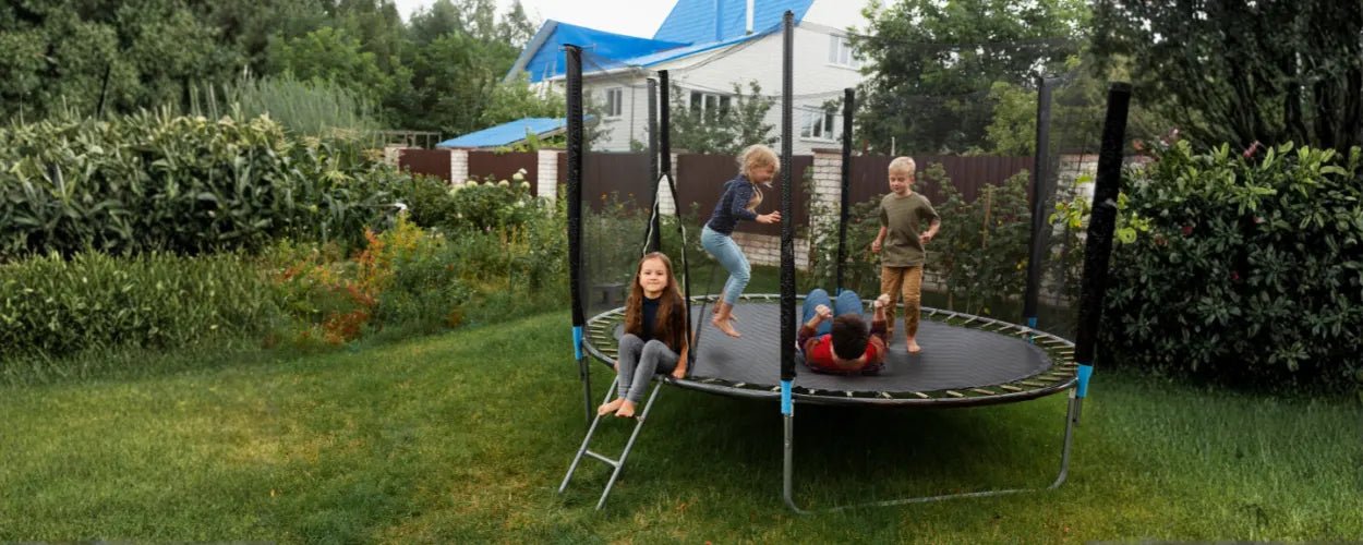 nak-anak yang bermain sambil melatih keseimbangan dan kebugaran tubuh melalui olahraga trampolin di halaman rumah
