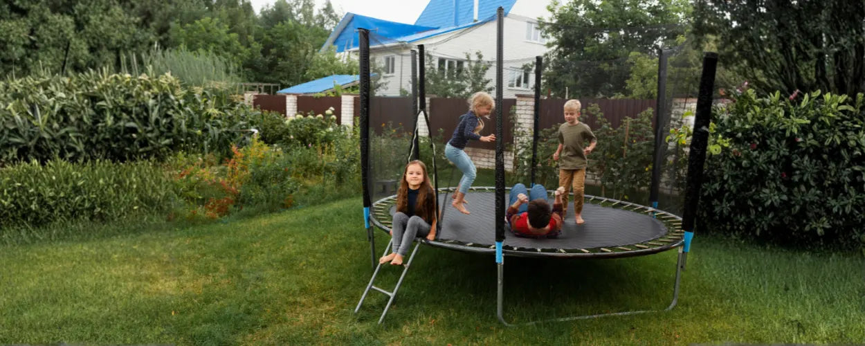 nak-anak yang bermain sambil melatih keseimbangan dan kebugaran tubuh melalui olahraga trampolin di halaman rumah