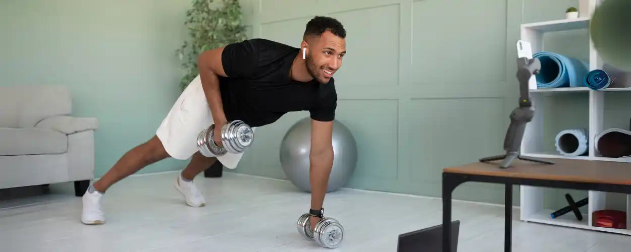 Seorang pria sedang berlatih dengan dumbbell di rumah, menampilkan semangat dalam menjalani olahraga yang membakar 2000 kalori secara efektif