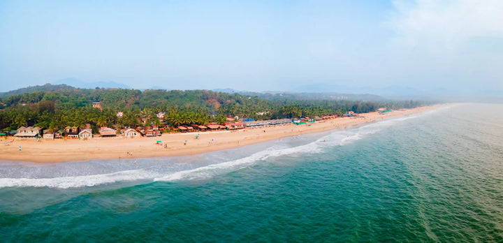 Hamparan pasir luas dan laut biru yang tenang ini menggambarkan suasana relaksasi di pantai dekat Jakarta yang cocok untuk liburan singkat