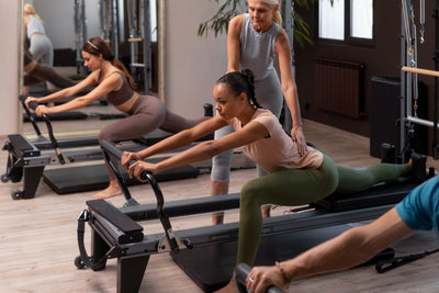 Benarkah Latihan Reformer Pilates Bisa Jadi Solusi dari Masalah Punggung Bengkok?