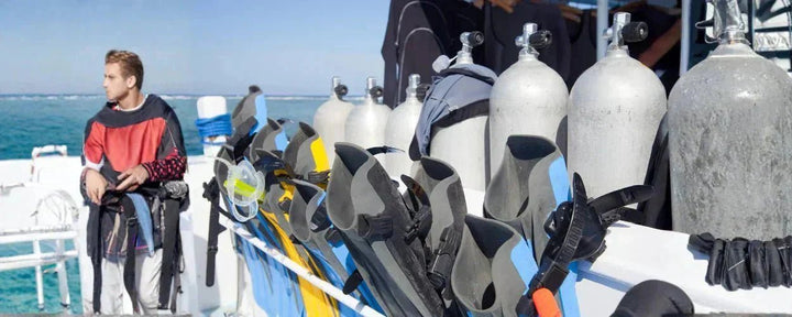 berbagai peralatan diving seperti tabung oksigen, masker, dan fins yang siap digunakan untuk menyelam di laut