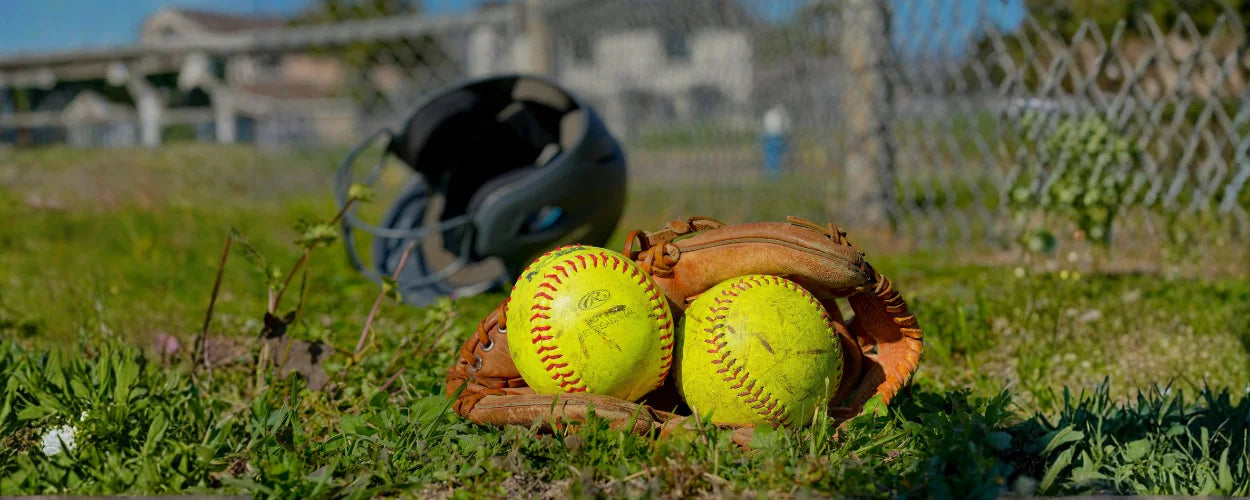 helm, glove, dan bola softball merupakan peralatan softball dasar yang harus dimiliki pemain