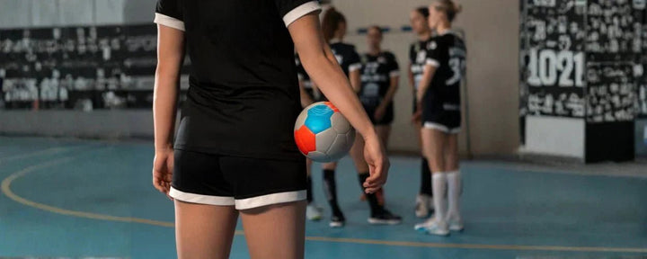 suasana latihan tim yang menekankan pentingnya memahami peraturan permainan bola voli sebelum bertanding