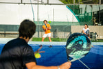 Para pemain sedang berlatih rally di lapangan sebagai contoh penerapan cara peraturan permainan padel yang benar
