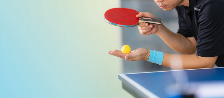 Seorang pemain yang sedang melakukan servis sesuai peraturan tenis meja dengan posisi bola di telapak tangan terbuka