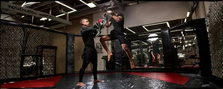 penggunaan kaki menjadi salah satu perbedaan boxing dan kickboxing pada gambar diatas
