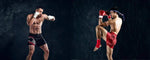 Perbedaan kickboxing dan muaythai juga terlihat dari postur dan strategi, dengan kickboxing cenderung menjaga jarak sementara muaythai lebih agresif dalam pertarungan jarak dekat