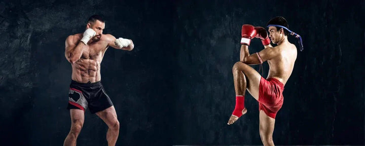 Perbedaan kickboxing dan muaythai juga terlihat dari postur dan strategi, dengan kickboxing cenderung menjaga jarak sementara muaythai lebih agresif dalam pertarungan jarak dekat