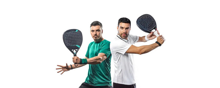 Dua pemain sedang memegang raket menunjukkan visual yang menggambarkan perbedaan padel dan pickleball dari sisi perlengkapan dan gaya permainan