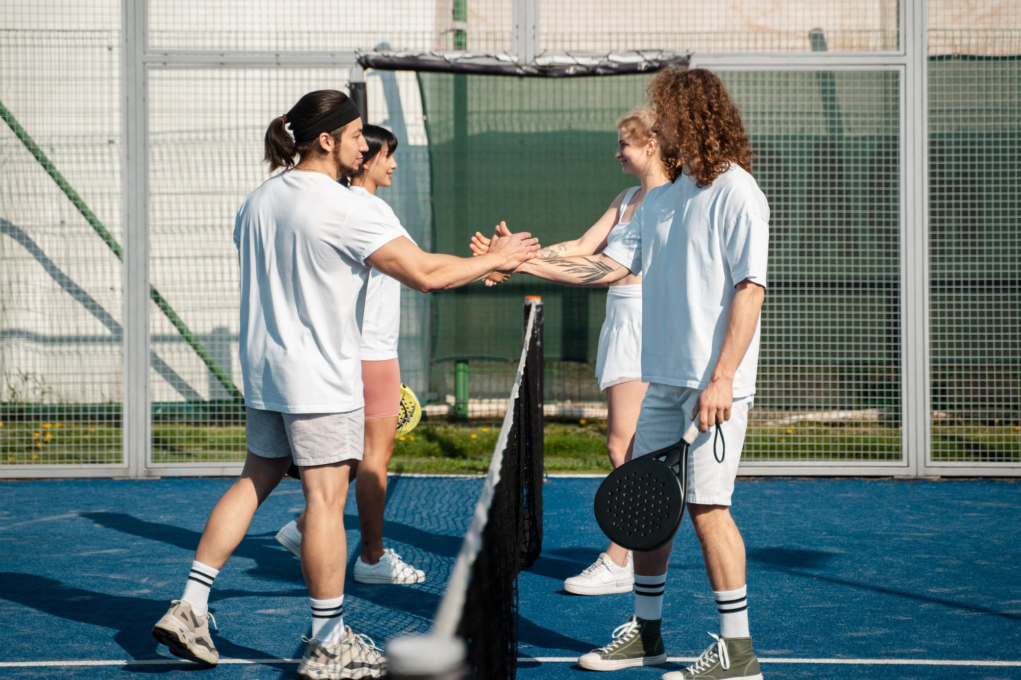ChatGPT said:  Para pemain berjabat tangan usai pertandingan, momen yang bisa menjadi refleksi untuk memahami perbedaan padel dan pickleball dari sisi permainan maupun budaya sportivitasnya