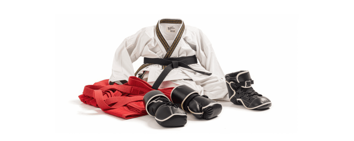 berbagai perlengkapan taekwondo seperti dobok, sabuk, pelindung tangan, dan sepatu yang digunakan untuk latihan maupun kompetisi