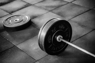 4 Cara Pemanasan dengan Bumper Plates Sebelum Latihan Angkat Beban