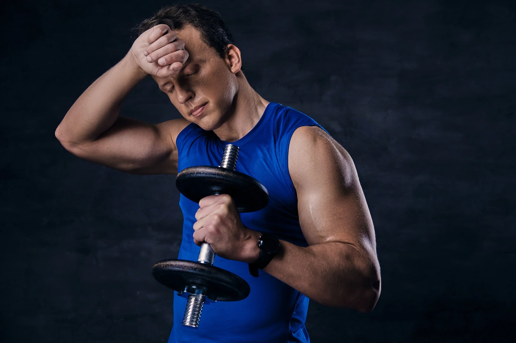 seorang pria bersusah payah melakukan program bulking yang benar sebagai pemula