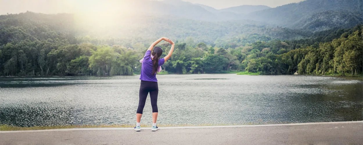 seorang wanita sedang melakukan pemanasan untuk melakukan jogging sebagai salah satu rekomendasi jenis olahraga pagi