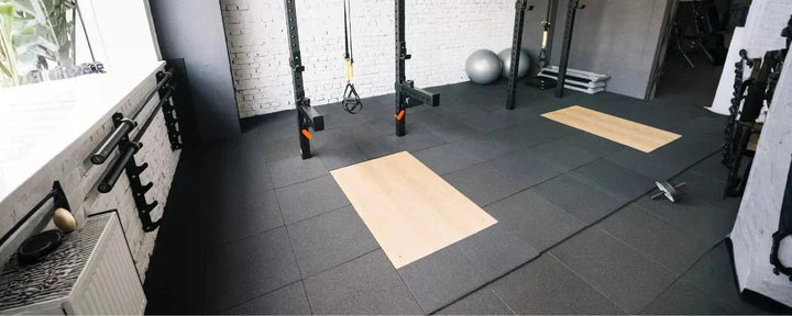 Area gym ini menggunakan rubber flooring untuk memberikan permukaan yang aman, nyaman, dan stabil saat berlatih