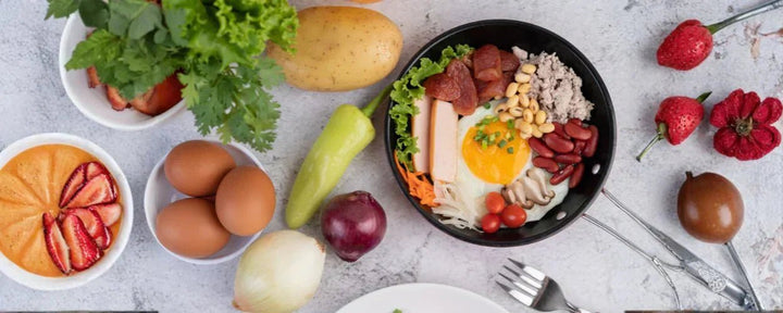 sarapan rendah kalori yang seimbang, terdiri dari telur, sayuran segar, kacang-kacangan, dan sumber protein sehat untuk memulai hari dengan energi optimal
