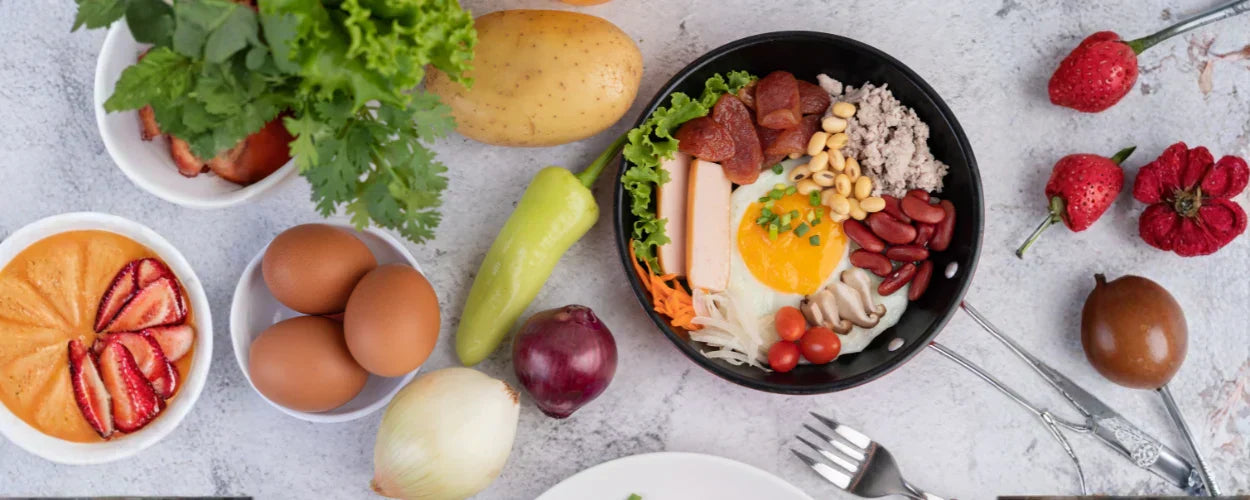 sarapan rendah kalori yang seimbang, terdiri dari telur, sayuran segar, kacang-kacangan, dan sumber protein sehat untuk memulai hari dengan energi optimal