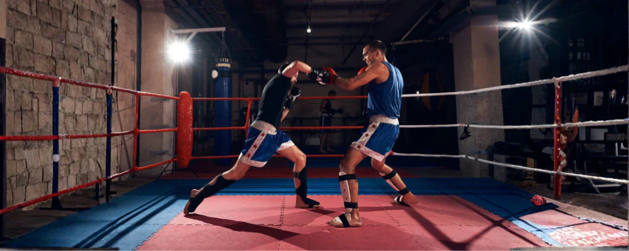 dua petinju yang sedang berlatih di ring, menggambarkan semangat dan teknik dalam sejarah olahraga tinju yang terus berkembang hingga kini