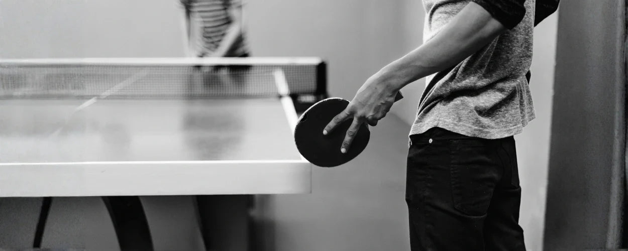 suasana permainan tenis meja, menggambarkan momen yang relevan dengan sejarah permainan tenis meja sebagai olahraga cepat dan penuh konsentrasi