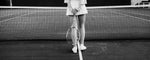 gambar seorang atlet wanita di lapangan tenis dengan latar hitam putih menunjukkan sejarah tenis lapangan dari masa ke masa