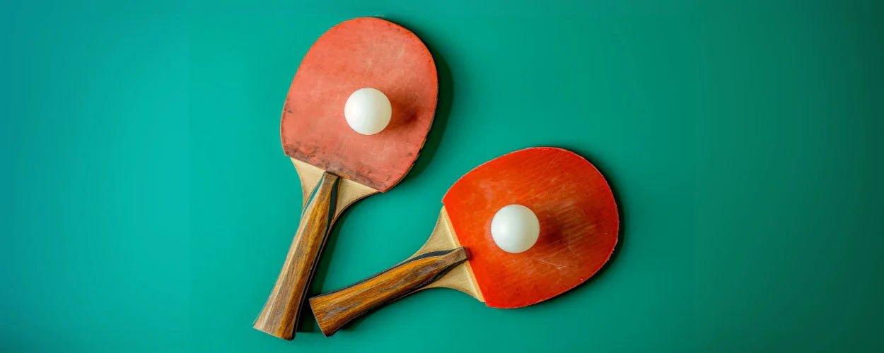 Dua bet dan bola di atas meja hijau menggambarkan awal mula perkembangan olahraga ini, yang menjadi bagian penting dalam sejarah tenis meja di dunia