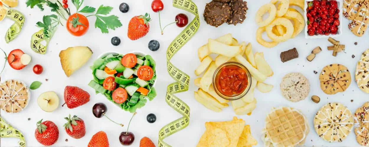 perbandingan antara makanan sehat dan makanan tinggi lemak yang menggambarkan konsep surplus kalori dalam pola makan harian