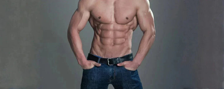 seorang laki-laki dengan otot perut yang terbentuk dengan jelas, menjadi salah satu tanda-tanda perut akan sixpack hasil dari latihan rutin dan pola makan sehat.