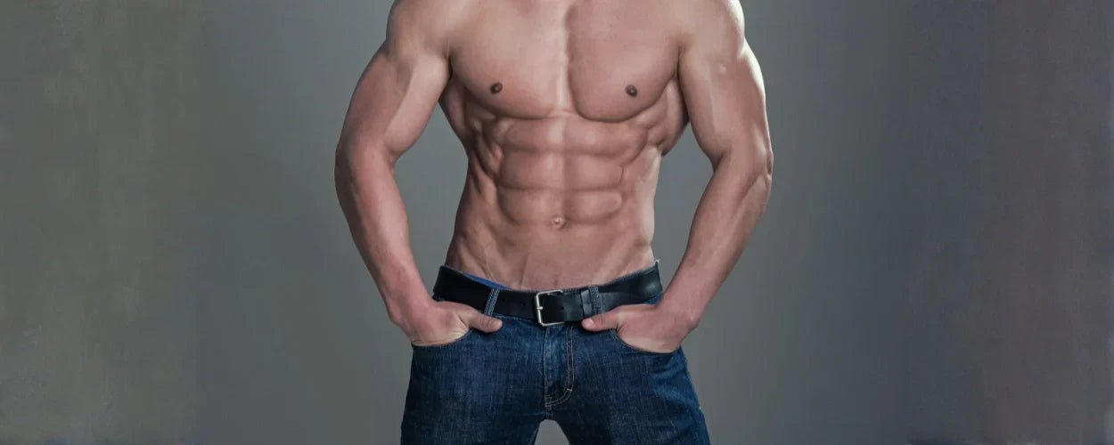 seorang laki-laki dengan otot perut yang terbentuk dengan jelas, menjadi salah satu tanda-tanda perut akan sixpack hasil dari latihan rutin dan pola makan sehat.