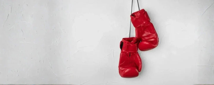 gambar sarung tangan tinju yang akan digunakan untuk melatih teknik dasar boxing di arena latihan
