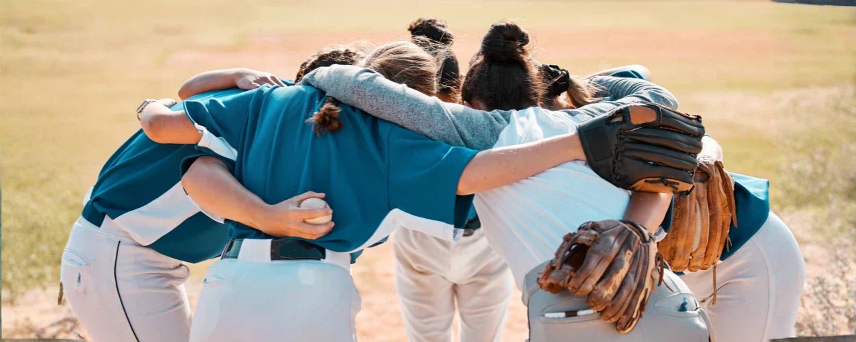sekelompok pemain softball yang saling merangkul sebelum bertanding, menggambarkan pentingnya kerja sama tim sebagai bagian dari teknik dasar softball