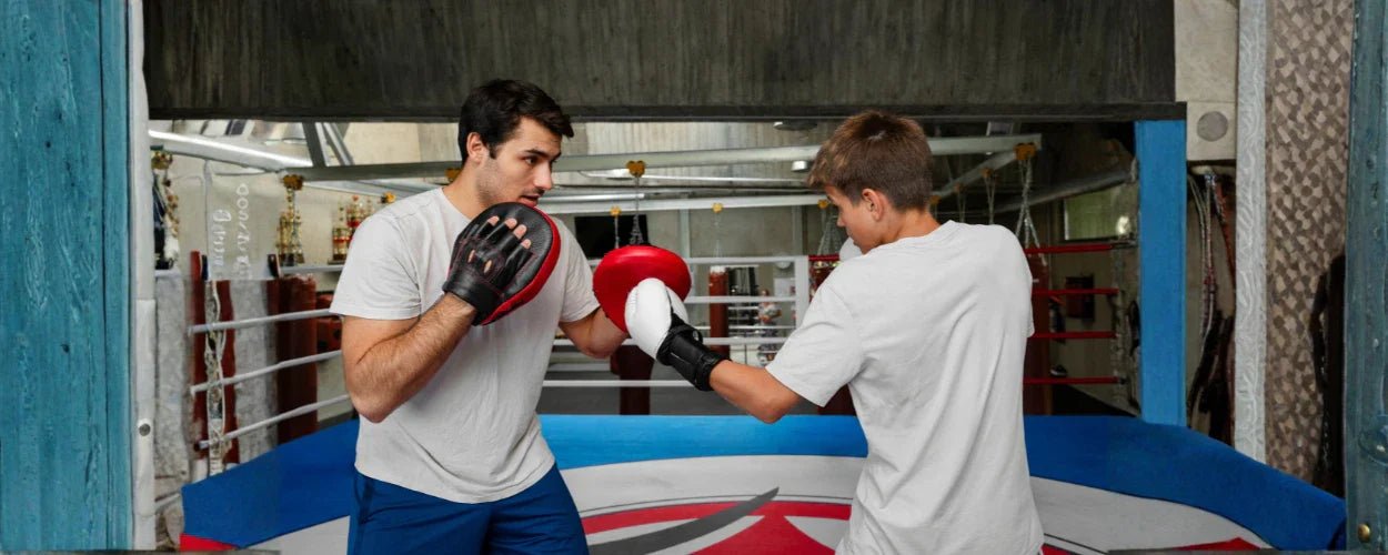 Dua orang sedang berlatih pukulan di ring menunjukkan penerapan teknik dasar tinju secara langsung