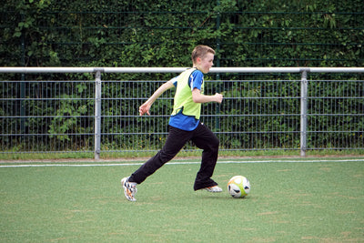 Mau Dribbling Seperti Messi? Ini Cara Latihan Teknik Dribbling Sepak Bola dengan Cepat!