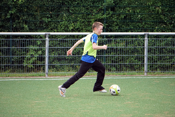 Mau Dribbling Seperti Messi? Ini Cara Latihan Teknik Dribbling Sepak Bola dengan Cepat!