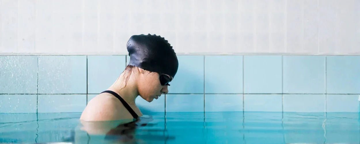 seorang perenang yang sedang berlatih teknik pernapasan renang dengan fokus dan konsentrasi di dalam kolam