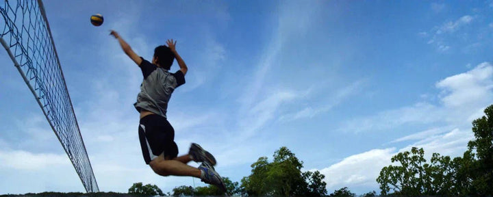 seorang pemain voli sedang melakukan teknik smash bola voli untuk mendapatkan poin 
