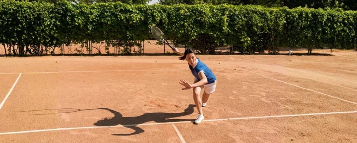 seorang pemain yang sedang mengejar bola di lapangan tanah liat sebagai contoh teknik dasar dalam olahraga tenis lapangan