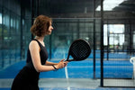 Seorang wanita yang tengah bersiap menerima pukulan service dalam olahraga padel