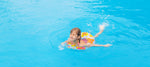 Seorang anak sedang bermain dan belajar berenang di kolam sebagai bagian dari tips olahraga air yang aman dan menyenangkan untuk anak